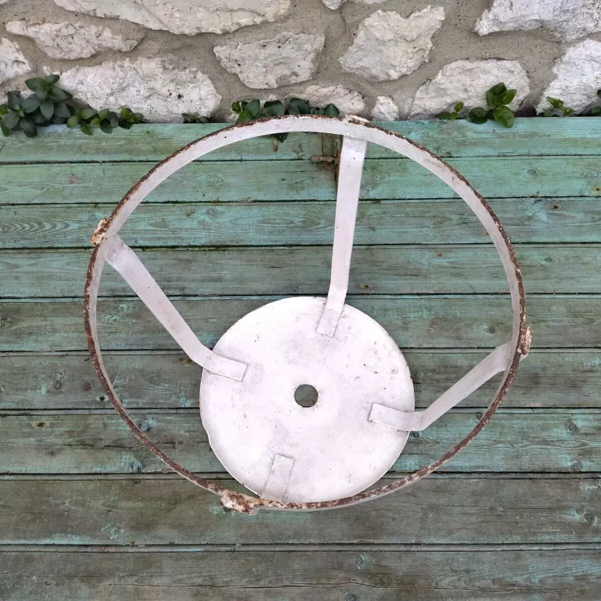 Illustration numéro 2 du produit Tabouret industriel en métal