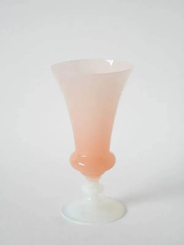 Illustration numéro 2 du produit Vase en opaline, rose à pieds blanc, 1960