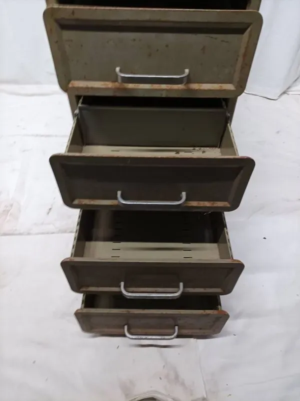 Illustration numéro 2 du produit Ancien casier métallique