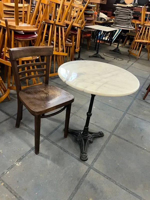 Illustration numéro 2 du produit Table en marbre