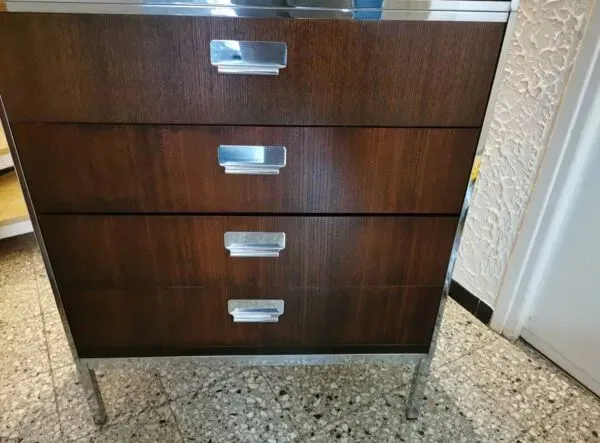 Illustration numéro 2 du produit Vitrine en palissandre et chrome, années 70-80