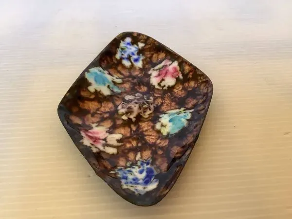 Illustration numéro 2 du produit Baguier vide poche émaux style capo esmaltes