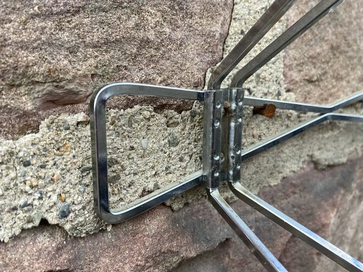 Illustration numéro 2 du produit Porte manteau mural métal iron vintage mid-century patères 1960s atelier