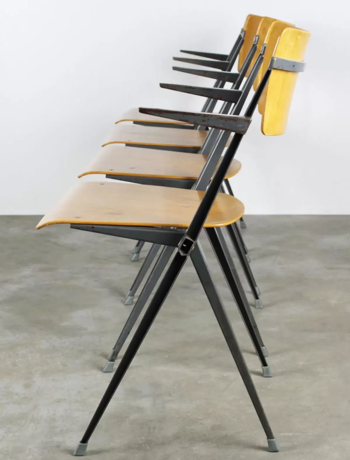 Illustration numéro 2 du produit Chaises Pyramid  vintage avec accoudoirs par Wim Rietveld