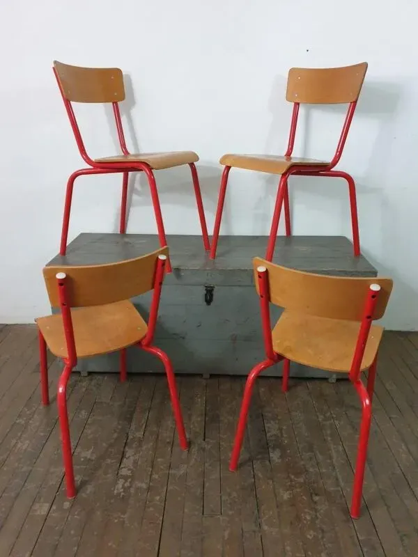Illustration numéro 2 du produit Chaises d'école
