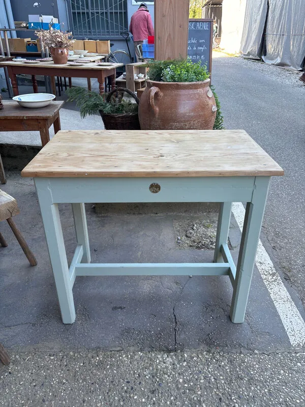 Illustration numéro 2 du produit Petite table d’école