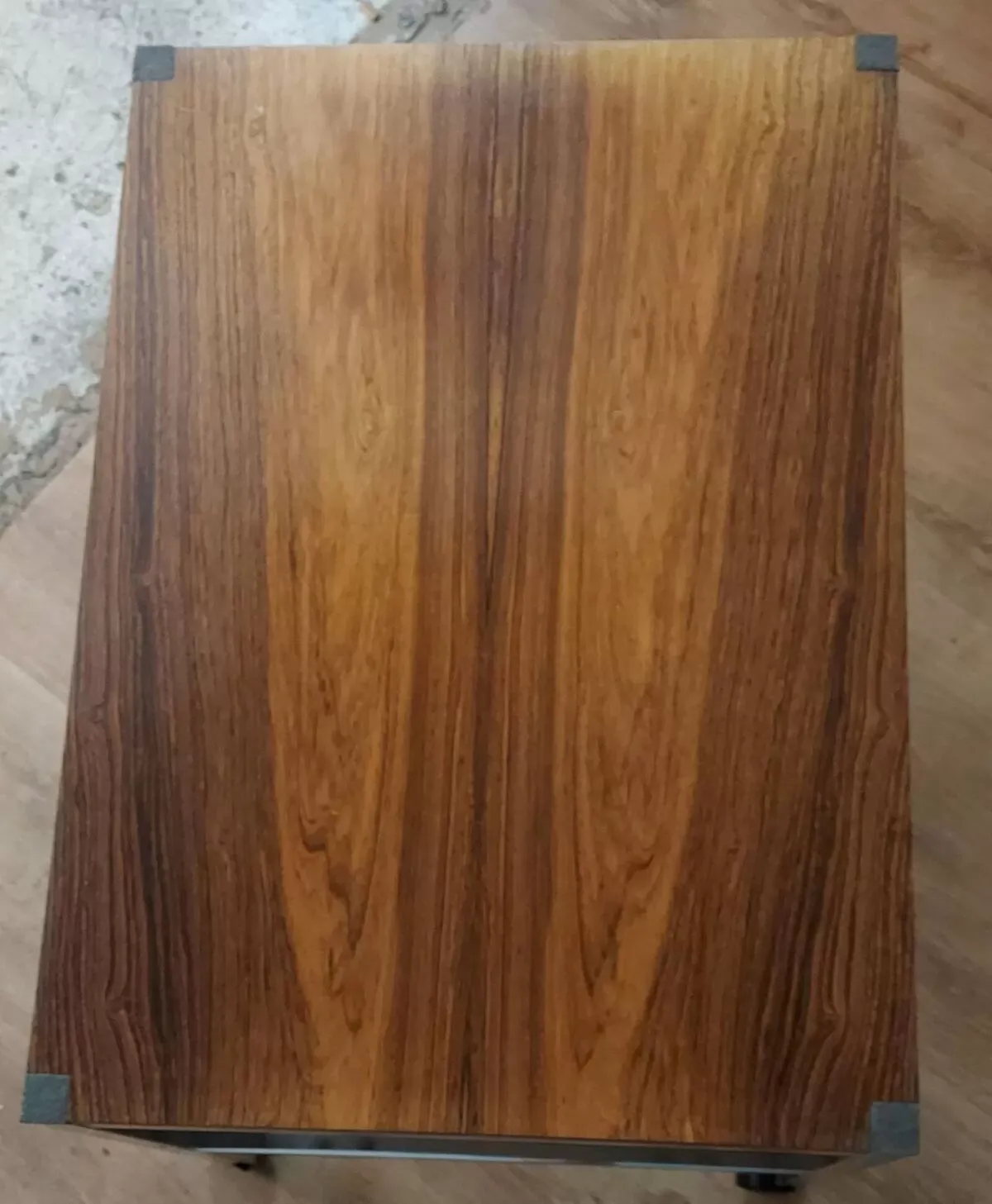 Illustration numéro 2 du produit Table mobile avec plateau en palissandre