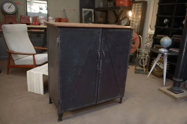 Illustration numéro 2 du produit Meuble buffet en métal riveté 1940