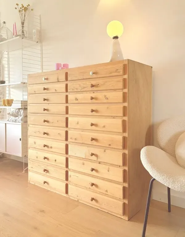 Illustration numéro 2 du produit Meuble de métier en pin clair