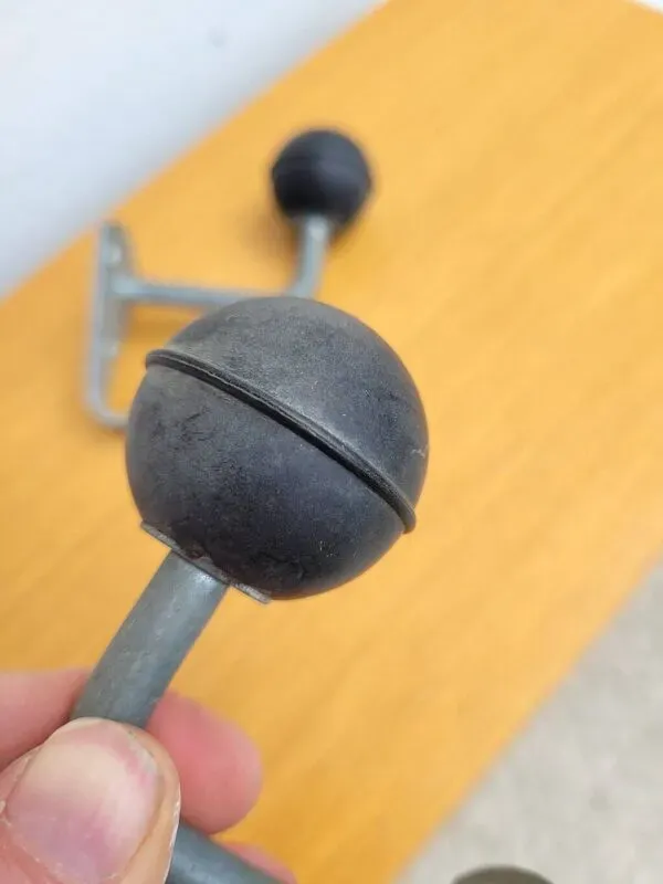 Illustration numéro 2 du produit 2 patères d'école anciennes