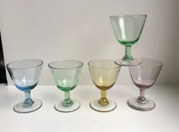 Illustration numéro 2 du produit Ensemble de 5 verres à pieds à liqueur en verre coloré années 70