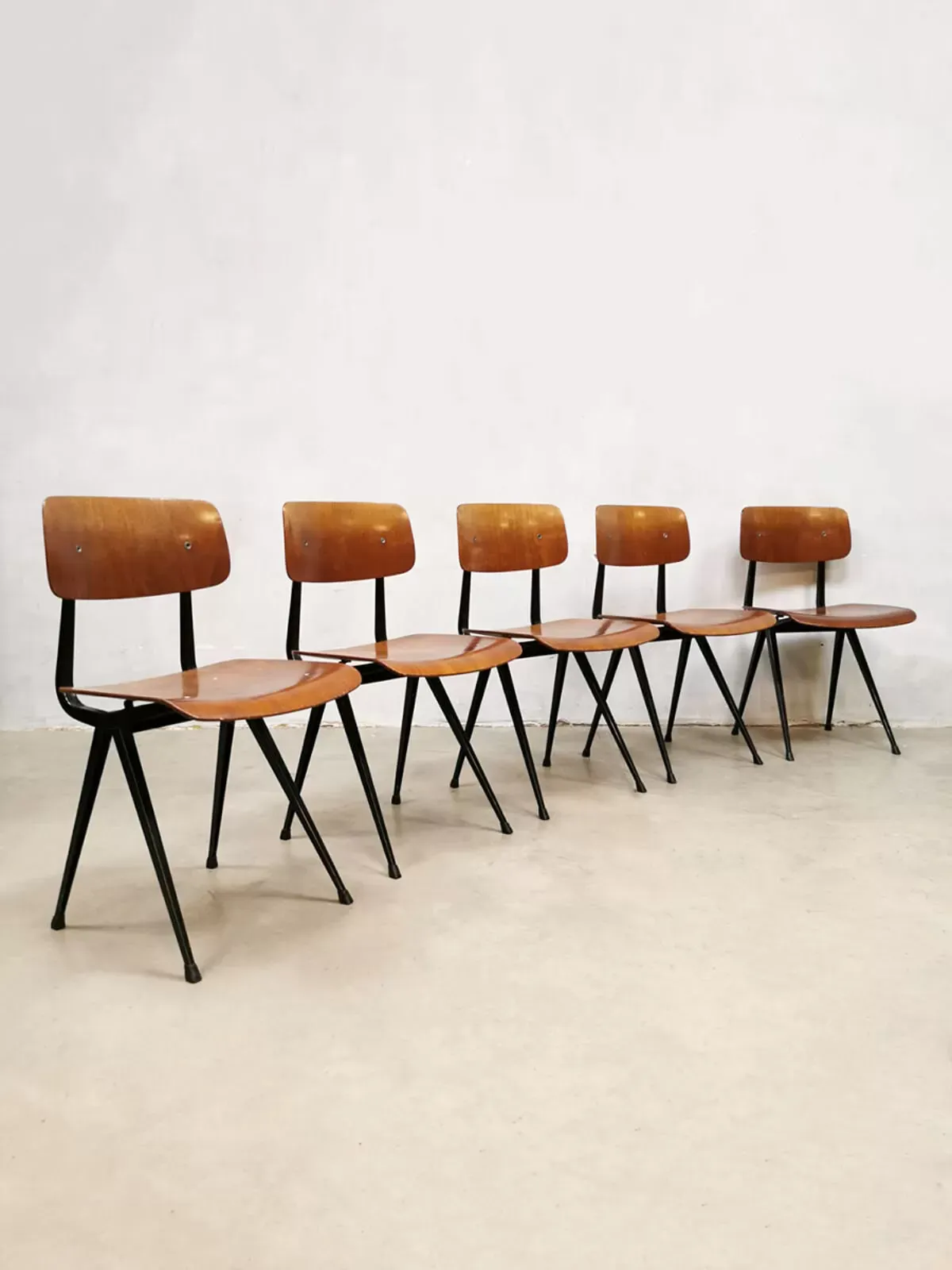 Illustration numéro 2 du produit Chaise d'école Result par Friso Kramer 1ère édition