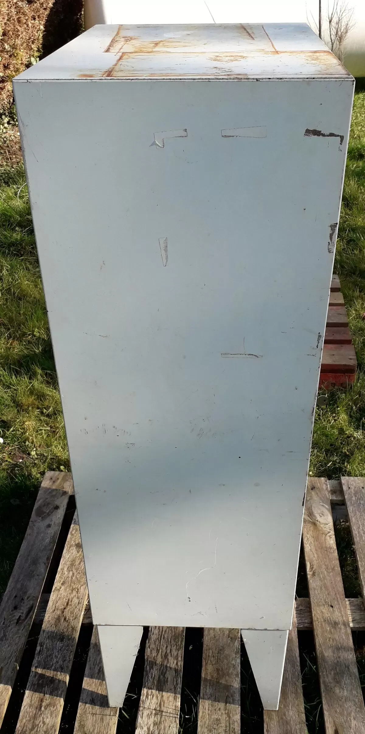 Illustration numéro 2 du produit Meuble industriel de rangement en métal