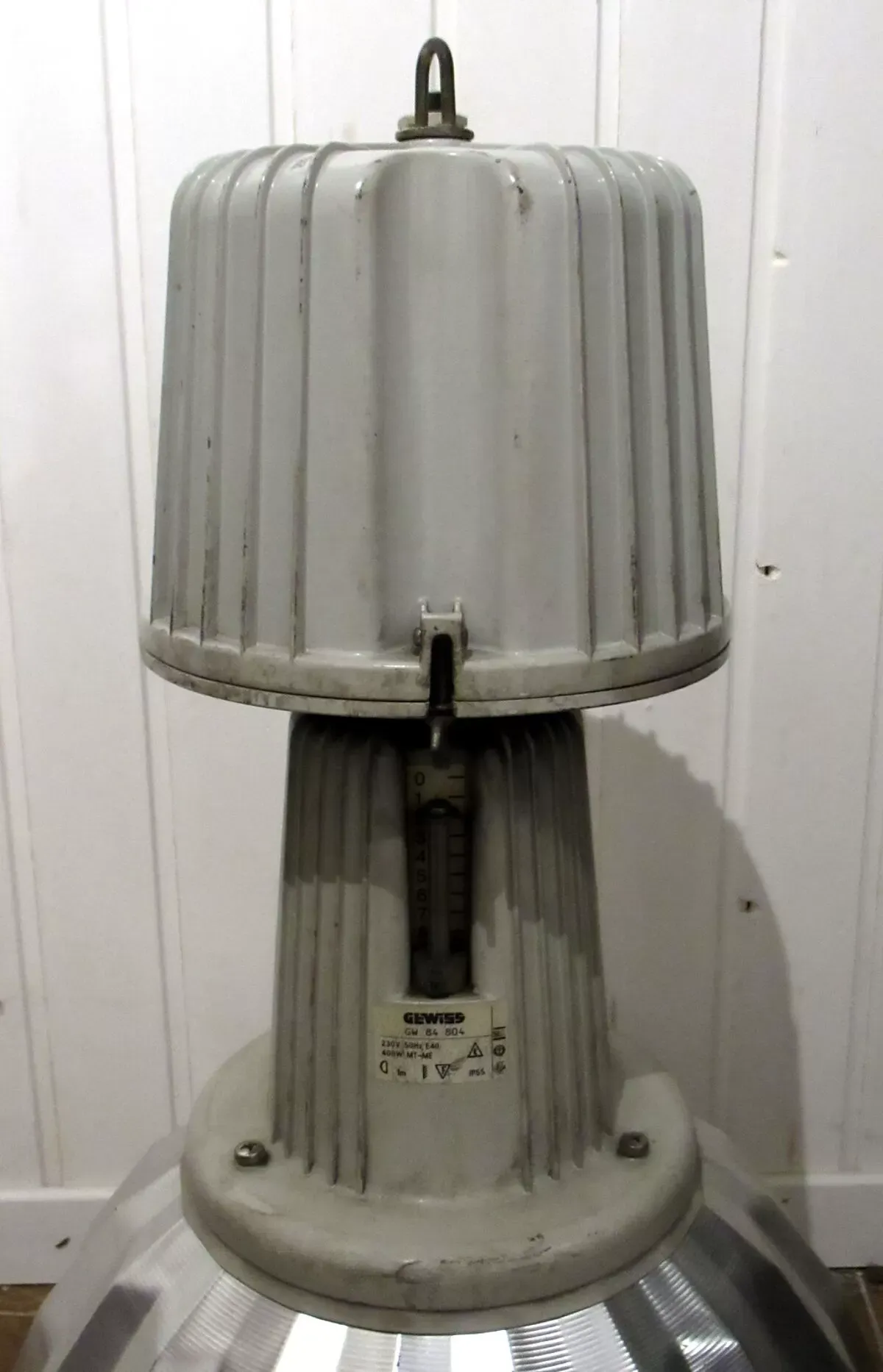 Illustration numéro 2 du produit Paire de luminaires industriels