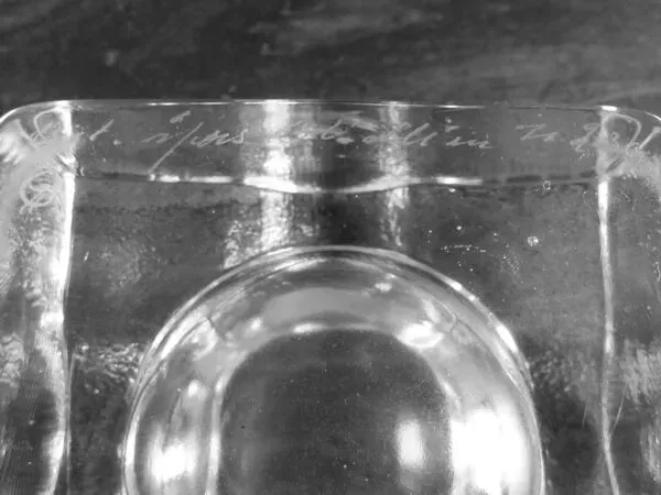 Illustration numéro 2 du produit Cendrier sculptural en verre clair, modèle Puzzle, design Bertil Vallien, B