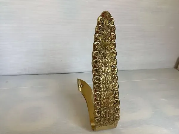 Illustration numéro 2 du produit Grande patère en laiton travaillé