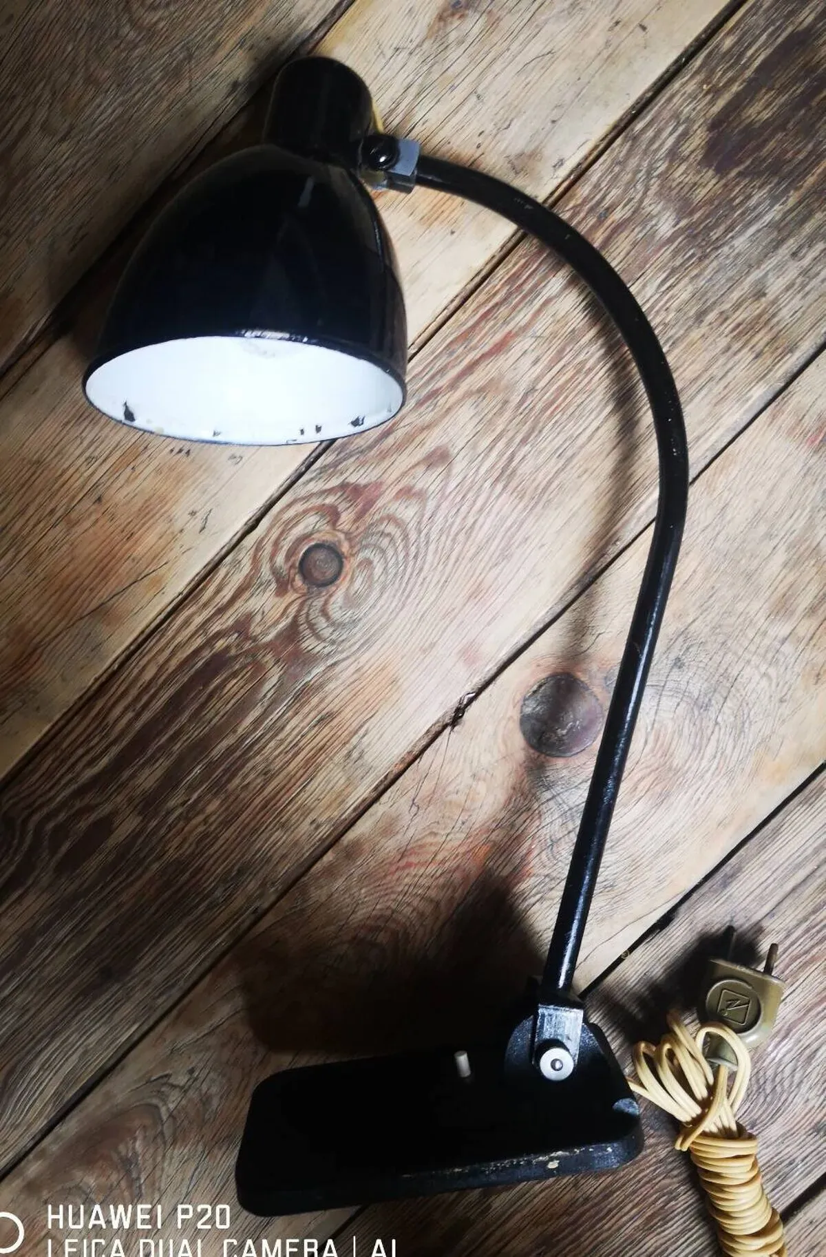 Illustration numéro 2 du produit Lampe moderniste en tôle laquée noir