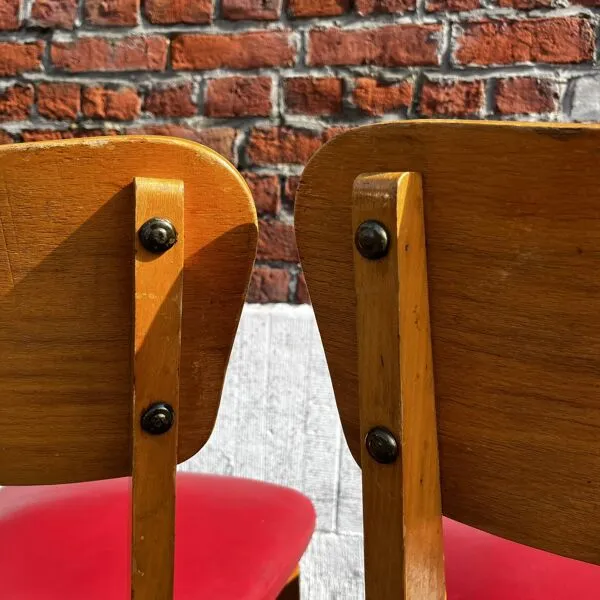 Illustration numéro 2 du produit 4 chaises bistrot vintage en bois et skaï rouge, pieds compas