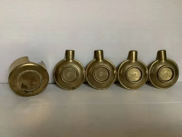 Illustration numéro 2 du produit Quatre cendriers individuels en laiton