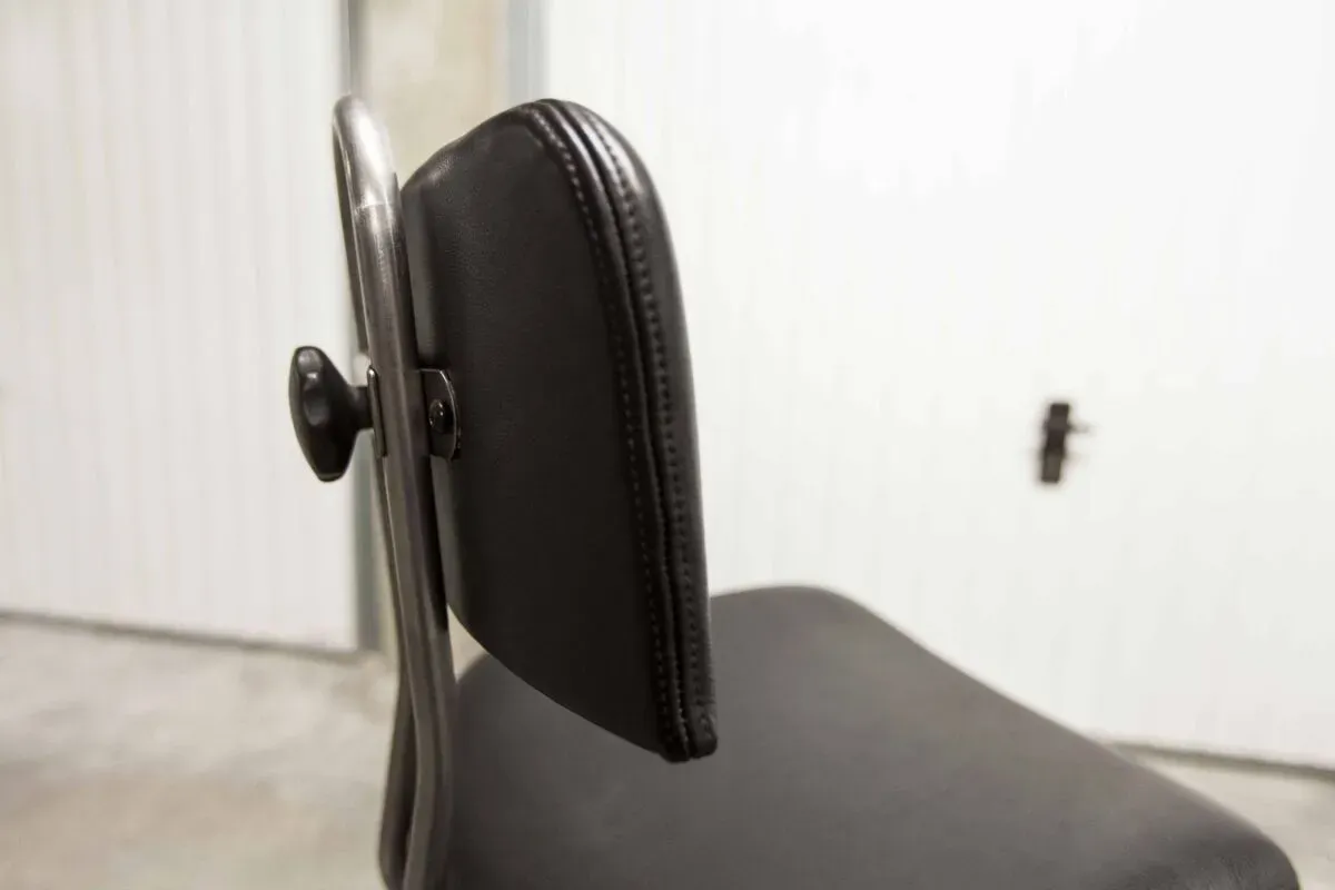 Illustration numéro 2 du produit Paire de chaise tournante de télégraphiste Armée française cuir neuf