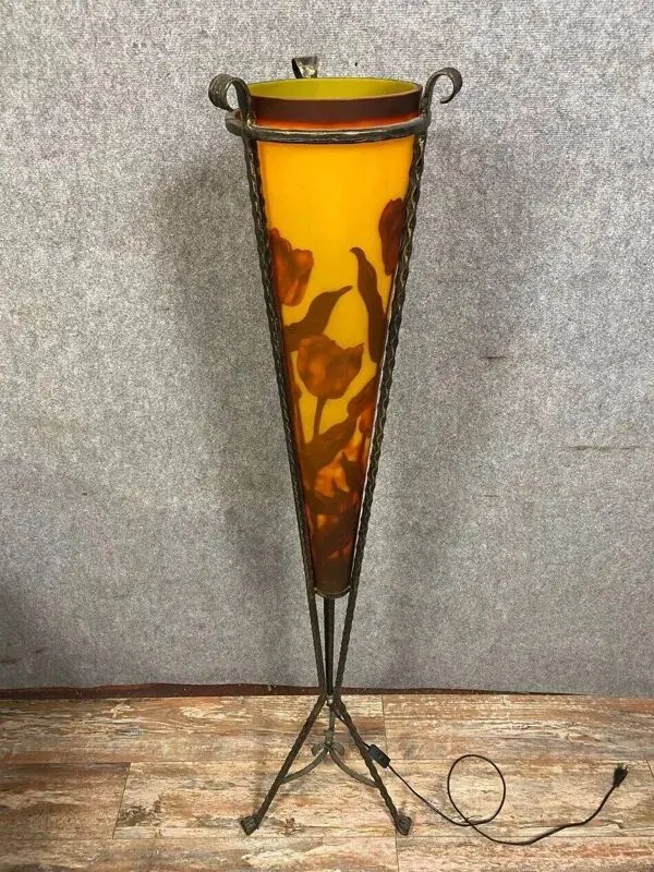 Illustration numéro 2 du produit lampadaire Art Nouveau en fer forgé et pâte de verre