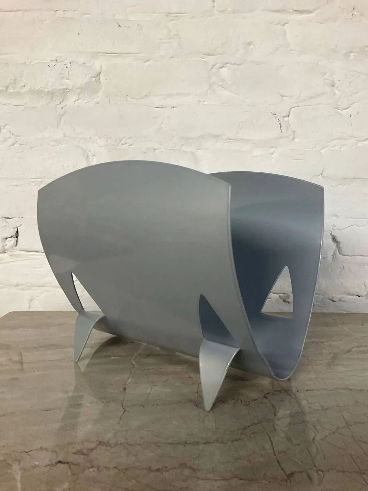 Illustration numéro 2 du produit Porte bûches design en tôle émaillée