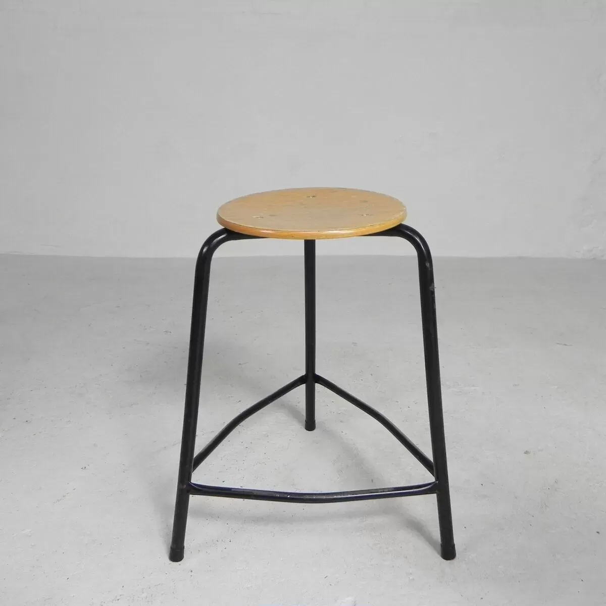 Illustration numéro 2 du produit Industrial stackable stool, 59 cm high