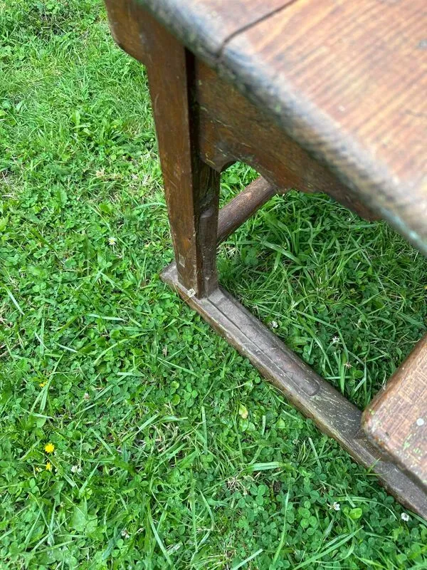 Illustration numéro 2 du produit Bureau ancien d’écolier