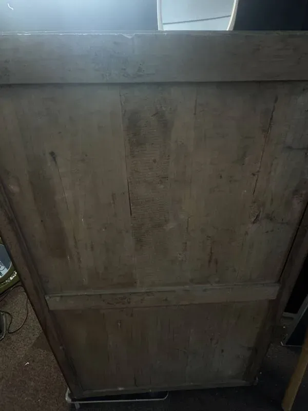 Illustration numéro 2 du produit Vitrine ancienne de presbytère – vitraux émaillés, inspiration religieuse