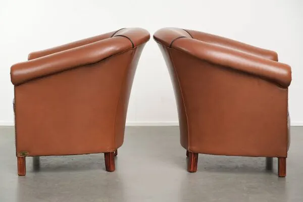 Illustration numéro 2 du produit Ensemble de 2 fauteuils club en cuir de vache en bon état dans le style anglais.