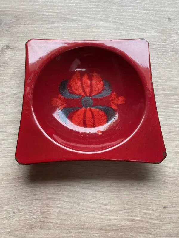 Illustration numéro 2 du produit Cendrier vintage en tole emaillee tons rouge decor floral annees 60