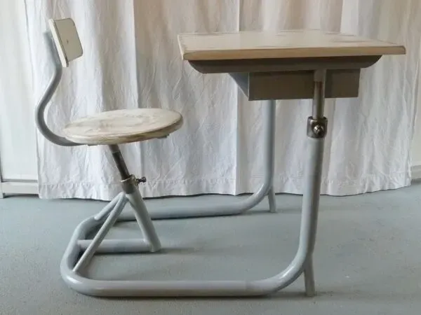 Illustration numéro 2 du produit Bureau d'écolier réglable