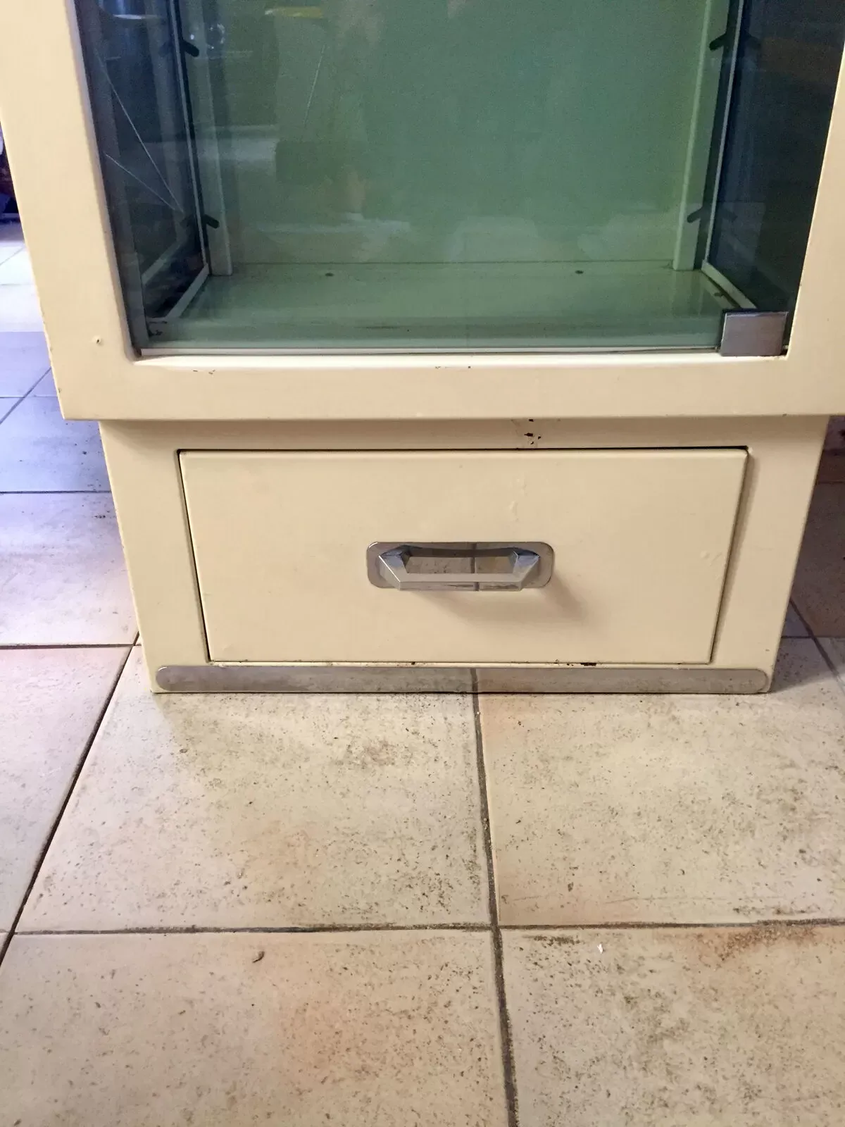 Illustration numéro 2 du produit Armoire metallique vintage