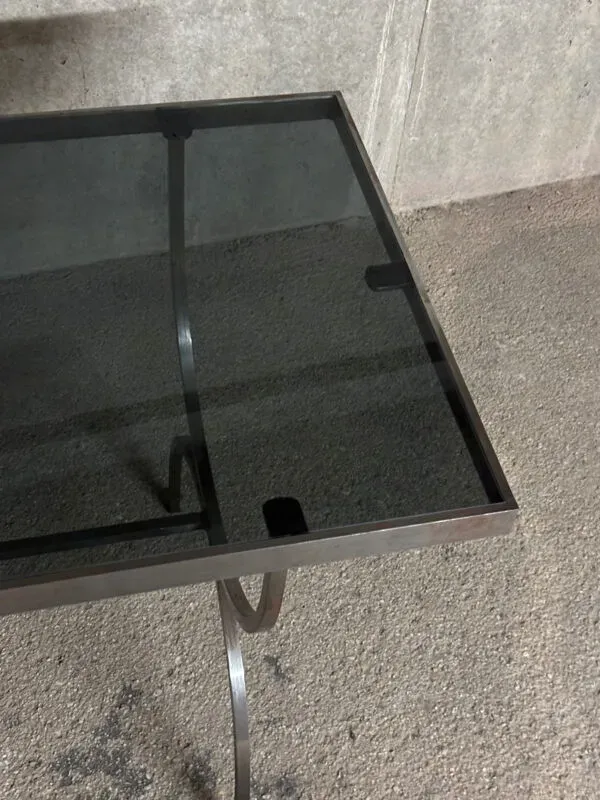 Illustration numéro 2 du produit Console en acier brossé et verre fumé Moderniste - 1970