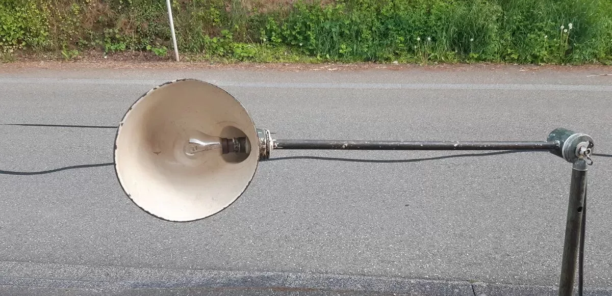 Illustration numéro 2 du produit Lampadaire d'atelier