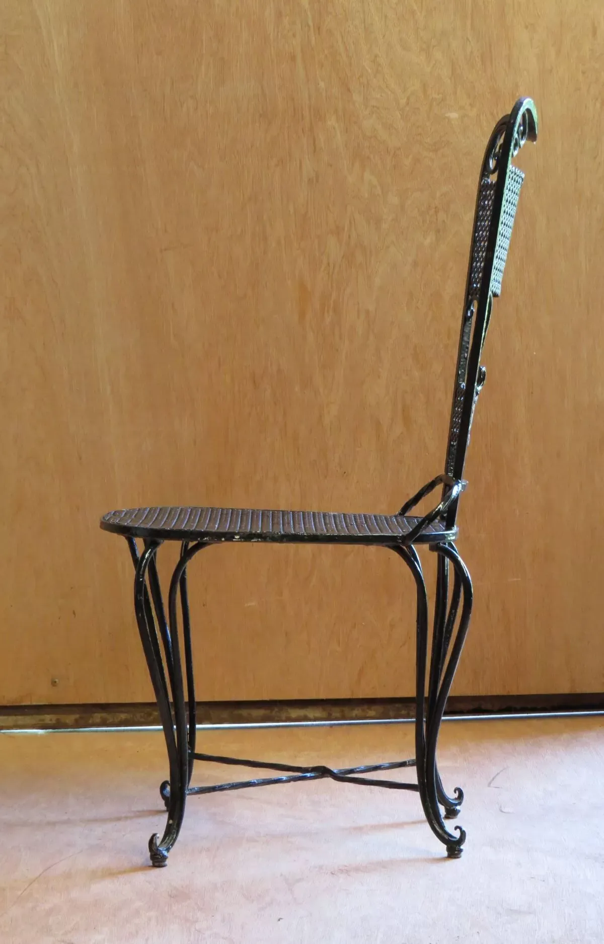 Illustration numéro 2 du produit Paire de chaises de jardin en fer forgé laquées noir