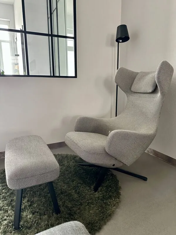 Illustration numéro 2 du produit Fauteuil et ottoman Grand Repos par Antonio Citterio édition Vitra