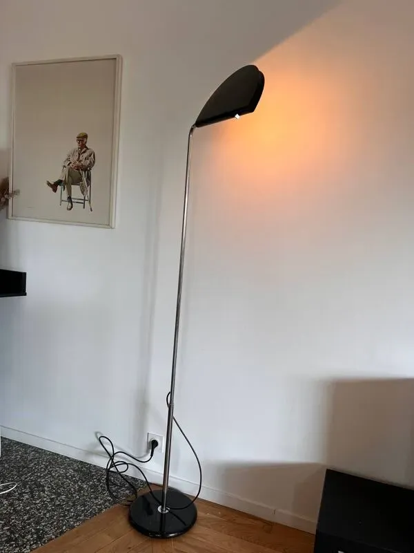 Illustration numéro 2 du produit Lampadaire « Mezzaluna » par Bruno Gecchelin