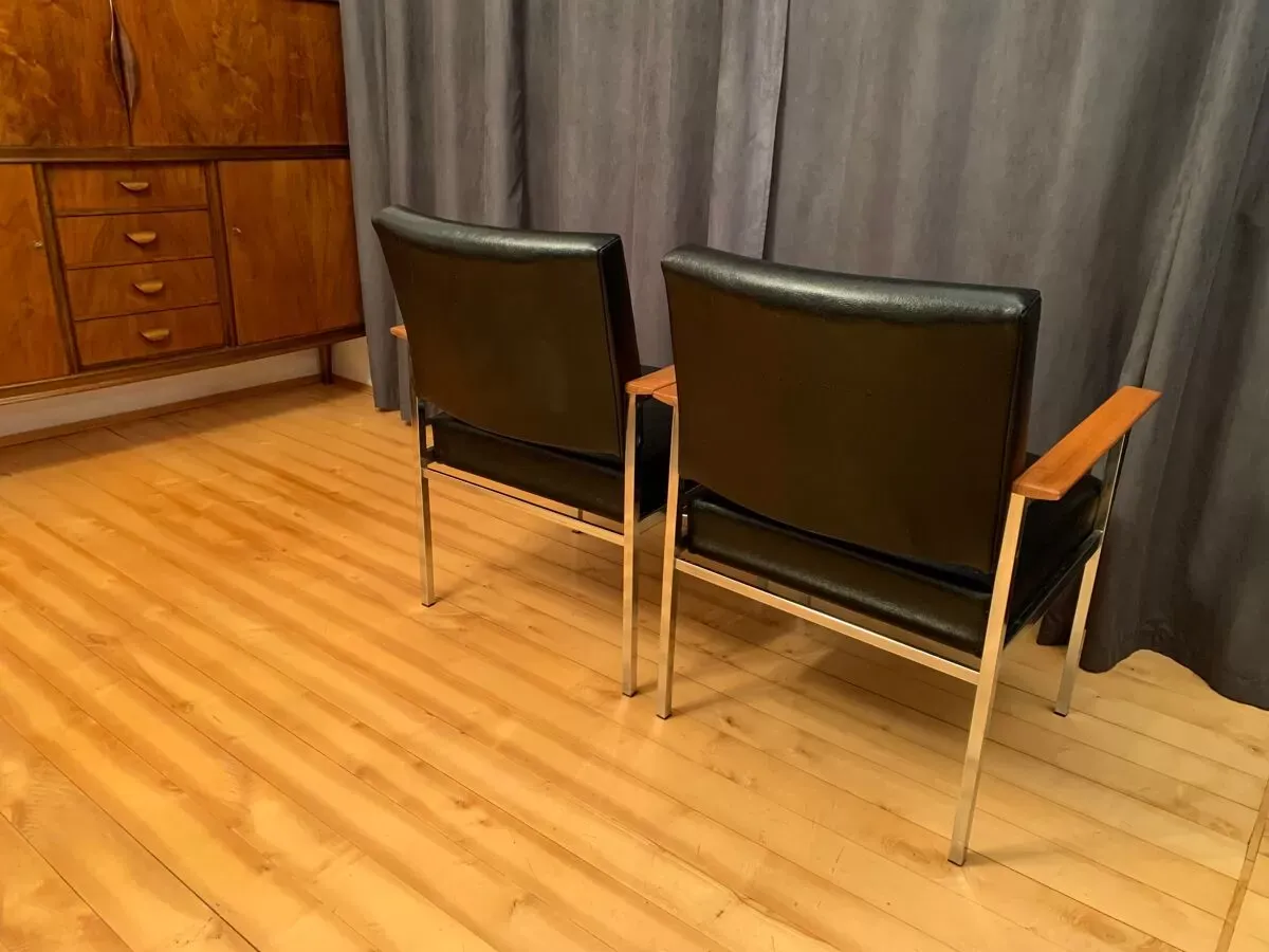 Illustration numéro 2 du produit Paire de fauteuils des années 1960