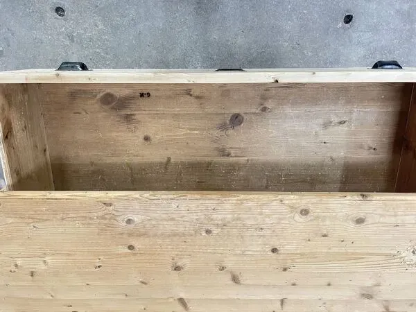 Illustration numéro 2 du produit Commode en sapin 1940 à porte-étiquettes