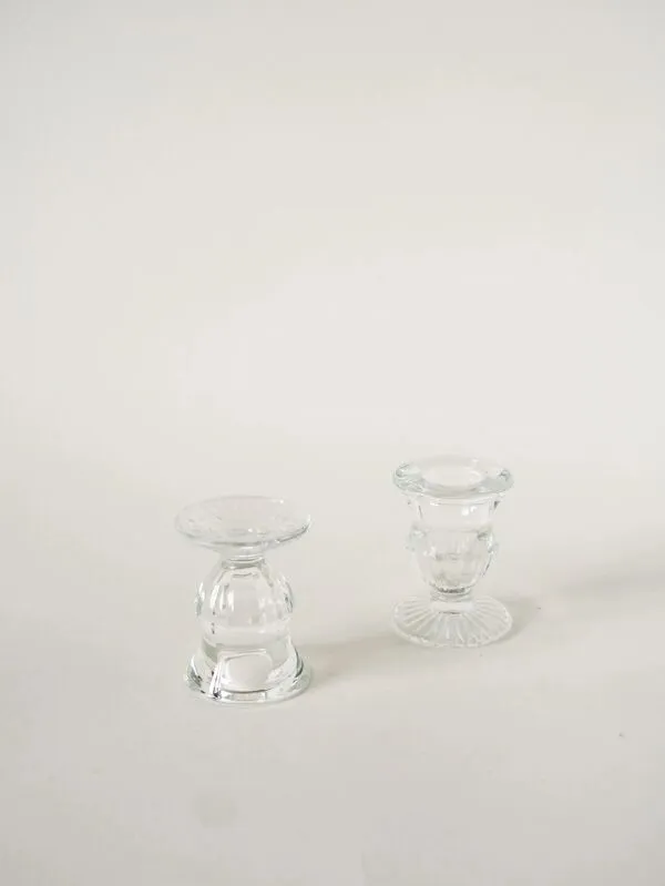 Illustration numéro 2 du produit Paire de petits bougeoirs en verre moulé, 1950