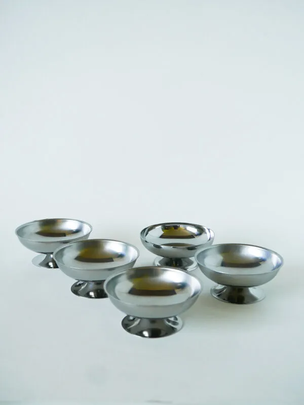 Illustration numéro 2 du produit Lot de 5 coupes à glace en inox, pieds large, Design, 1970 - 4 X 9 cm