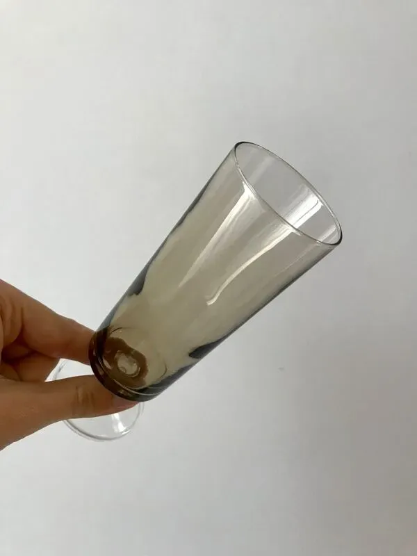 Illustration numéro 2 du produit Lot de 4 flûtes à champagne en verre fumé années 70