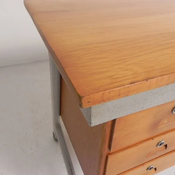 Illustration numéro 2 du produit Bureau industriel avec 2 caissons à tiroirs, années 1960