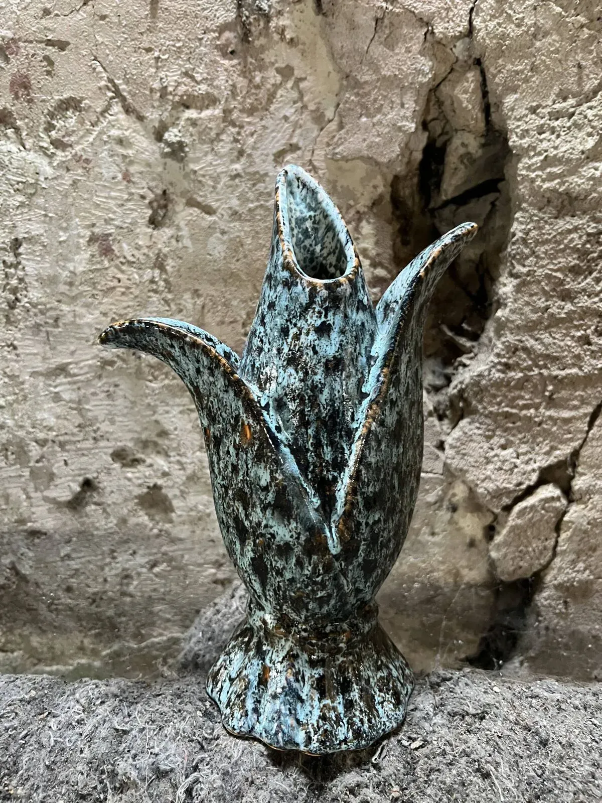 Illustration numéro 2 du produit Vase tulipe vintage en céramique émaillée bleu-vert, forme florale stylisée