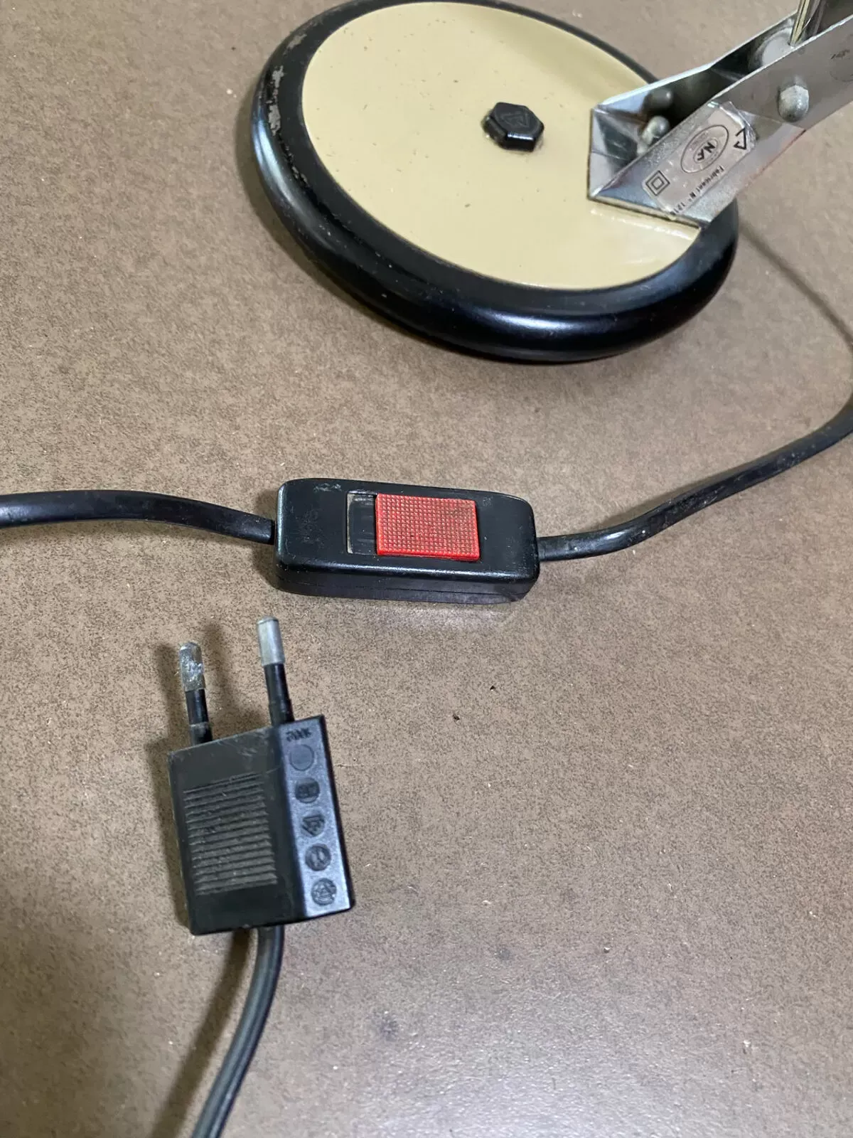 Illustration numéro 2 du produit Lampe Aluminor 1960