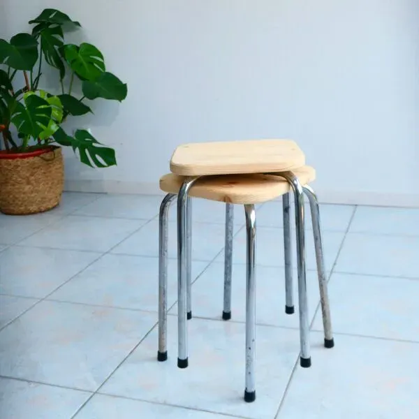 Illustration numéro 2 du produit Tabouret vintage en pin massif
