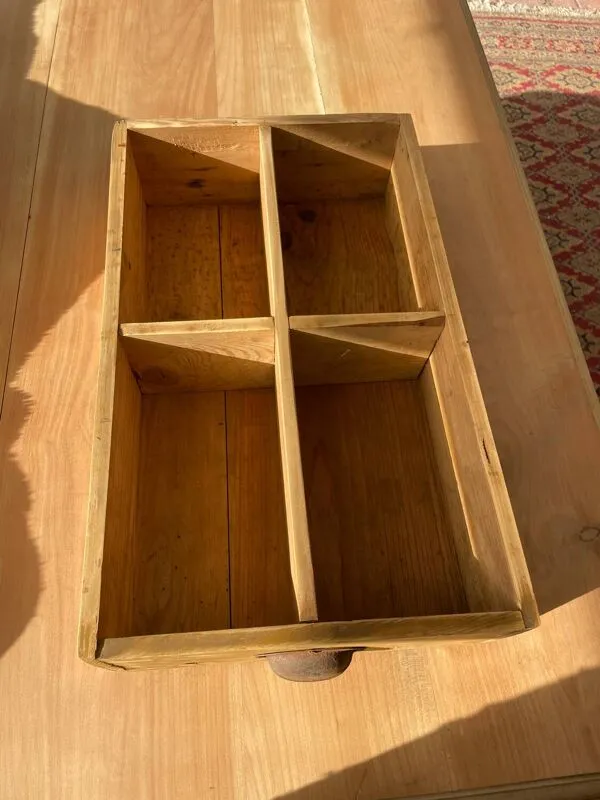 Illustration numéro 2 du produit Meuble de métiers à tiroirs