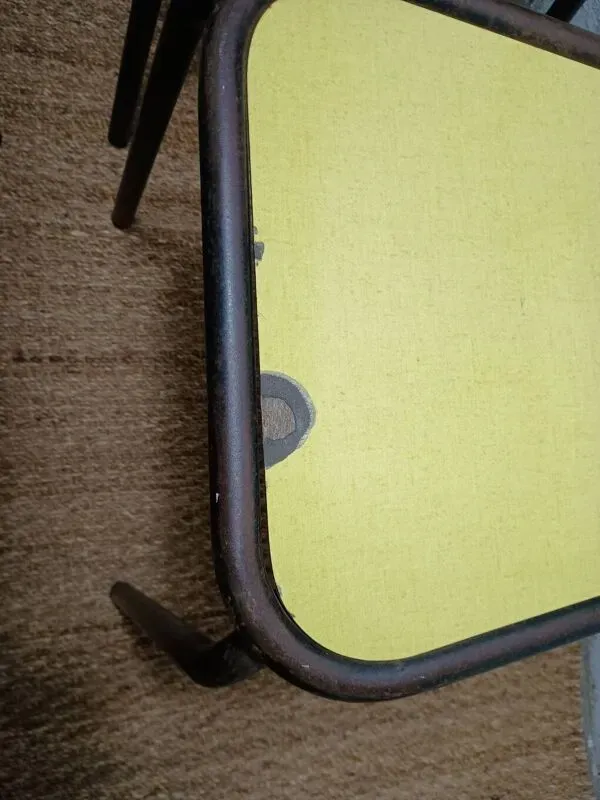 Illustration numéro 2 du produit 8 chaises de cantine formica jaune bleu rouge tubulure métal années 50-60