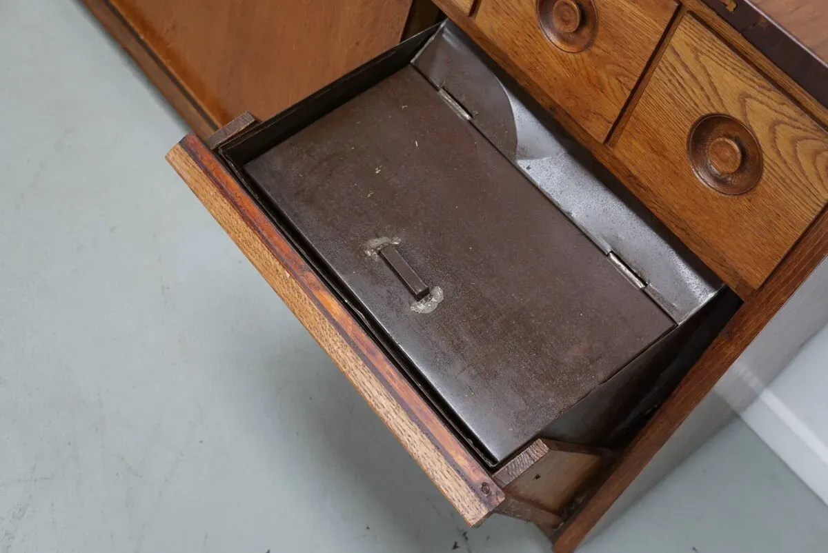 Illustration numéro 2 du produit Armoire d'apothicaire/boulangerie industrielle hollandaise en chêne, vers les années 1950